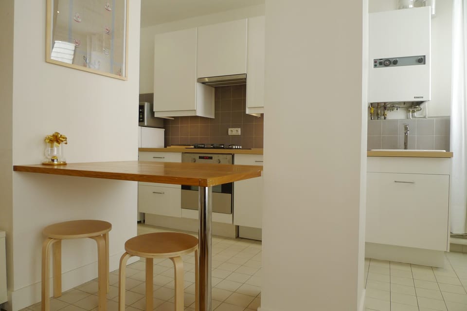 The table stays between kitchen & living room