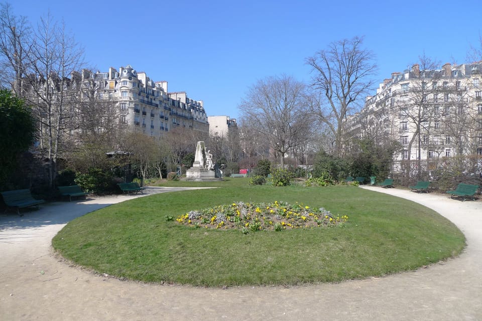 The square Denfert Rochereaux is 100 m from the apt
