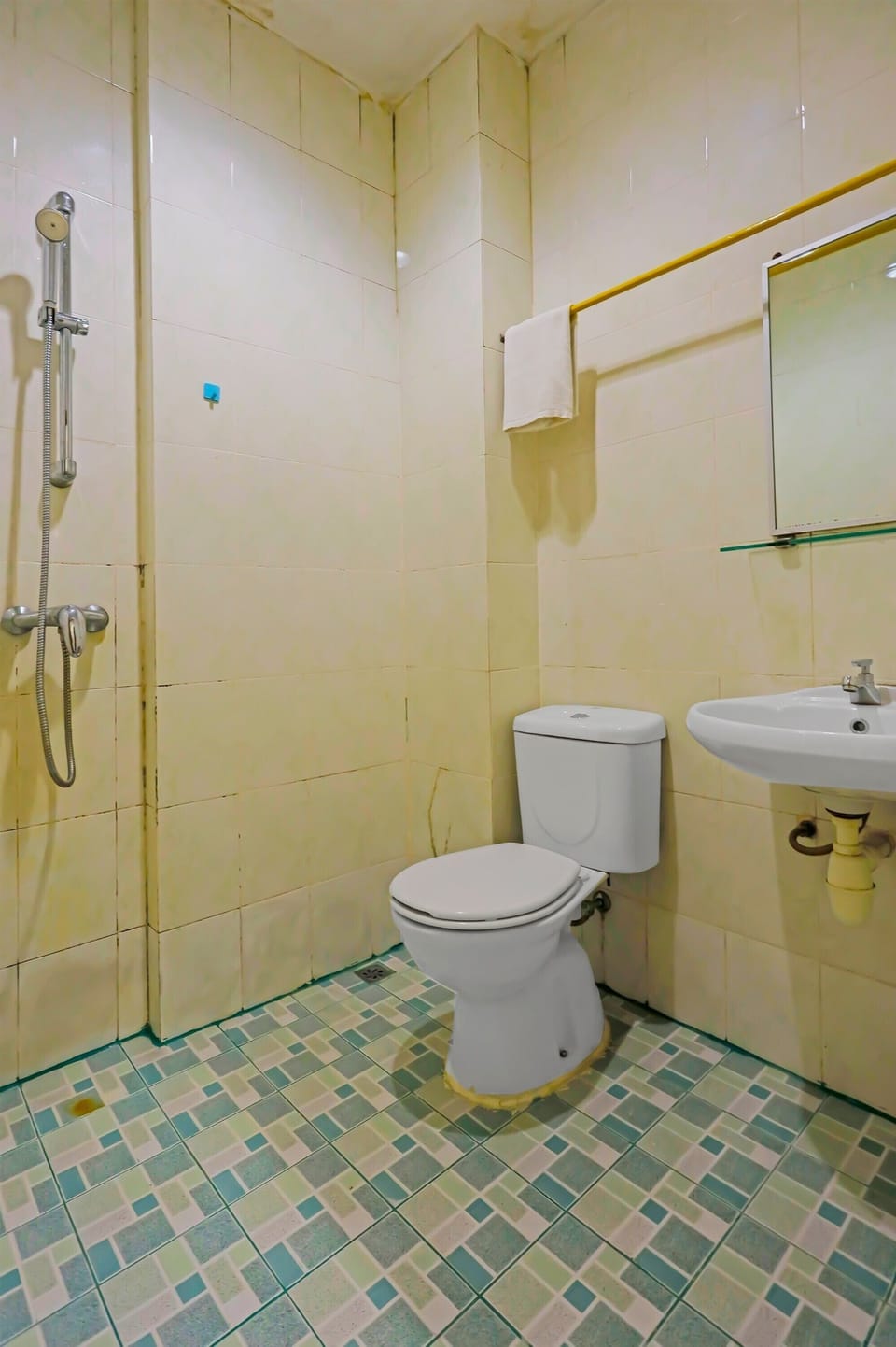 Standard Double Room | Bathroom | Shower, rainfall showerhead, towels, toilet paper