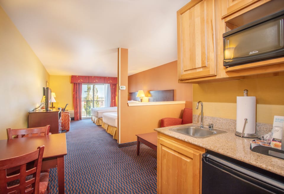 1 bedroom, Egyptian cotton sheets, down comforters, pillowtop beds