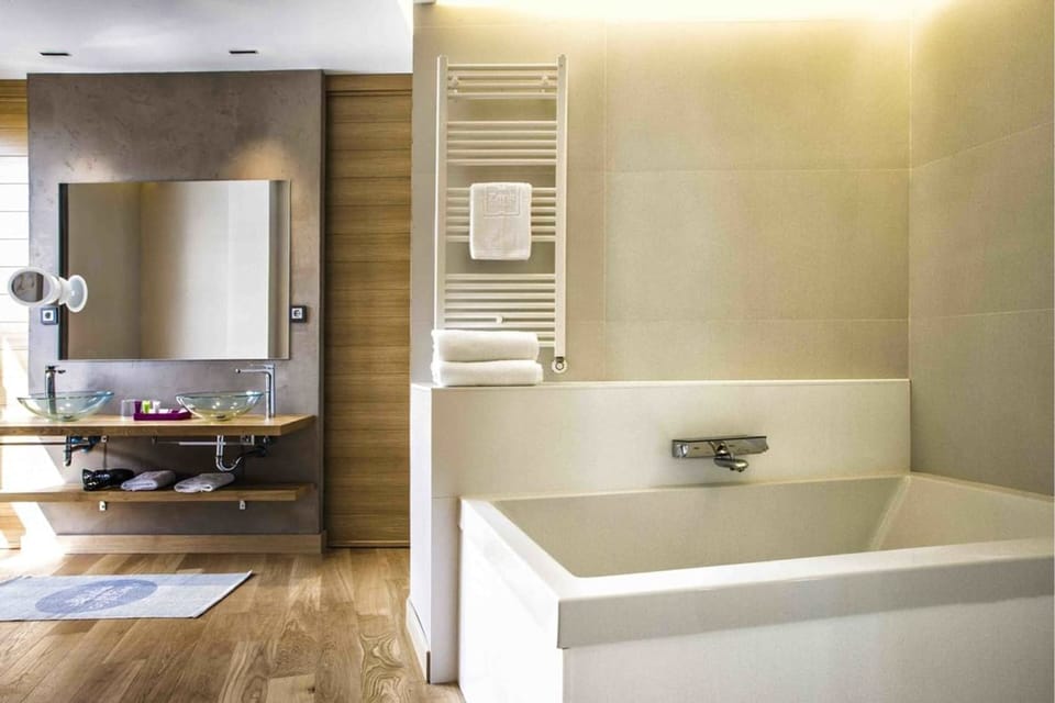 Suite | Bathroom | Eco-friendly toiletries, hair dryer, towels, soap