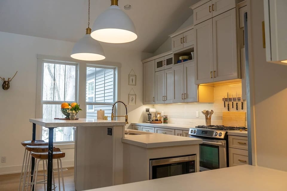 A well-appointed kitchen with all the basics provided