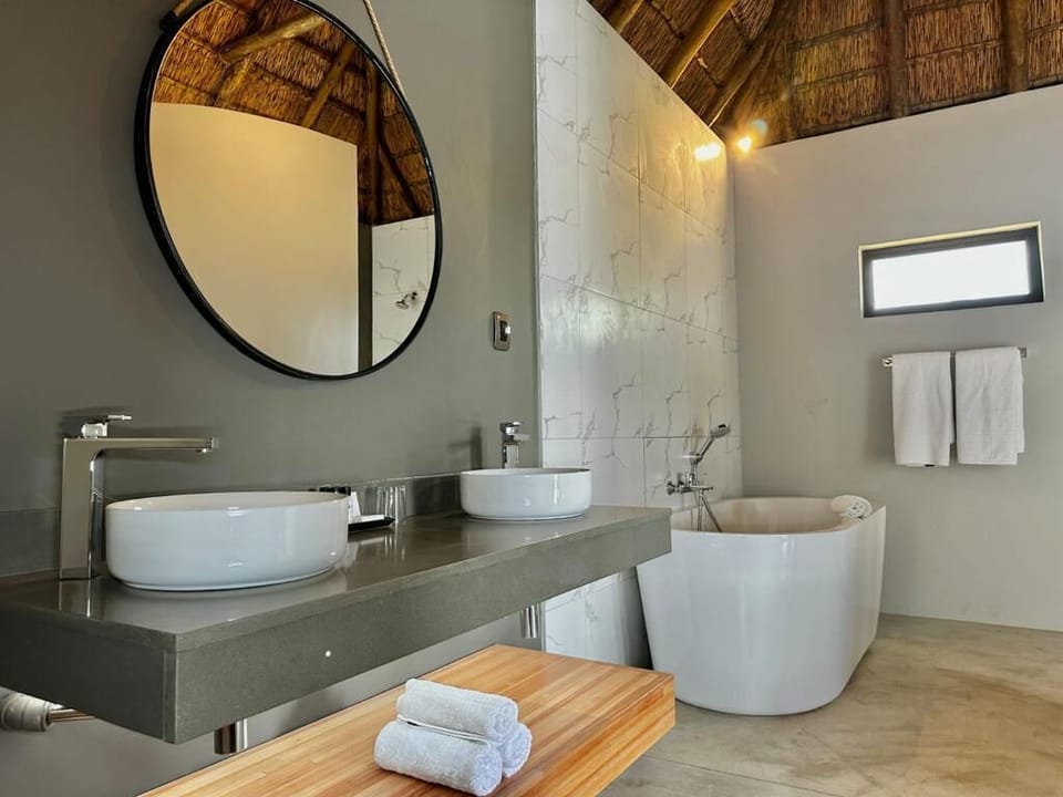 Luxury Studio | Bathroom