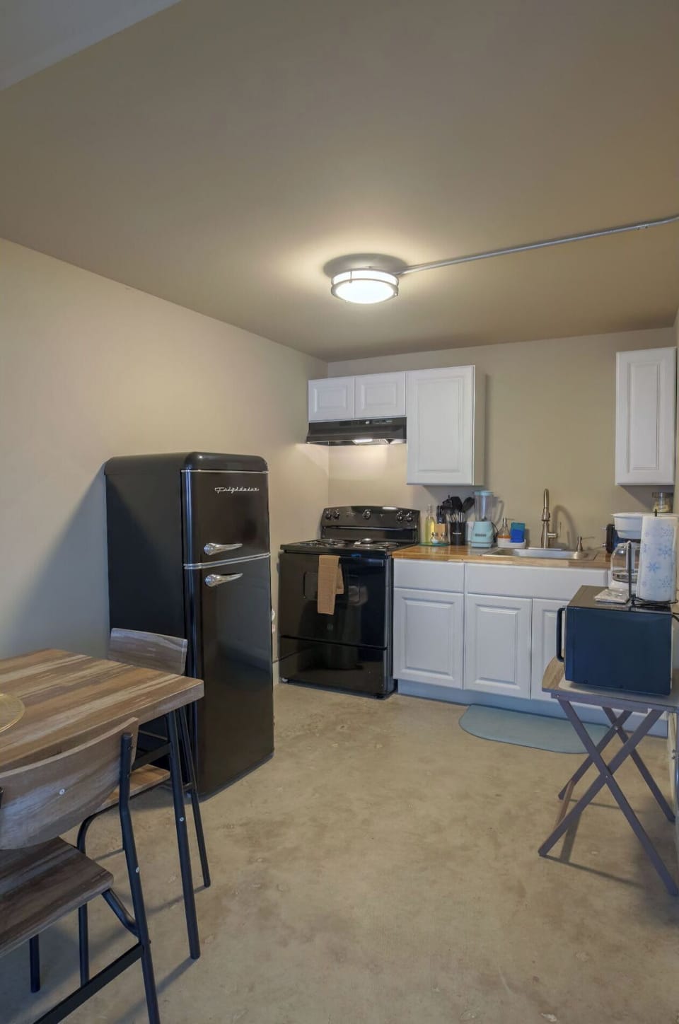 House (1 Bedroom) | Private kitchen | Microwave, oven, dining tables