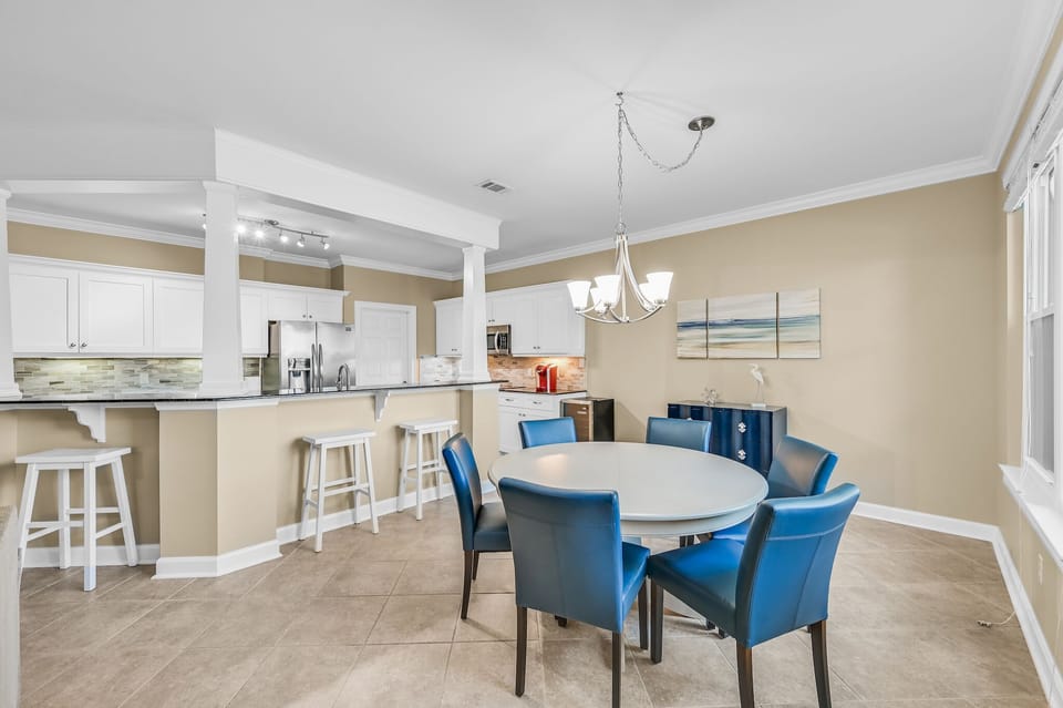 Dining Area & Kitchen