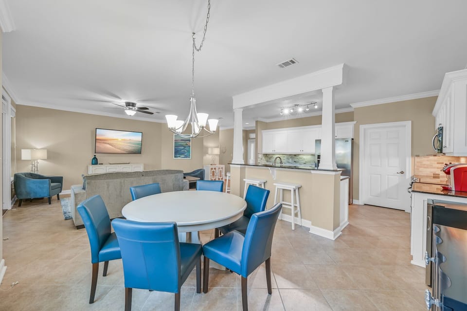 Dining Area & Breakfast Bar