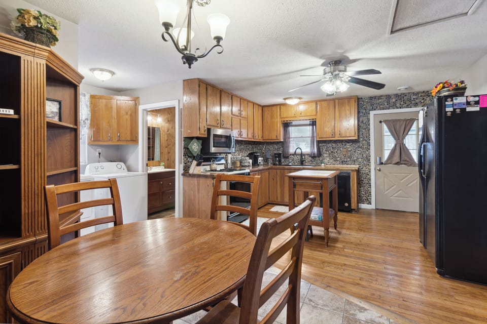 Kitchen/dining area. Table has leaves to expand to seat 8!