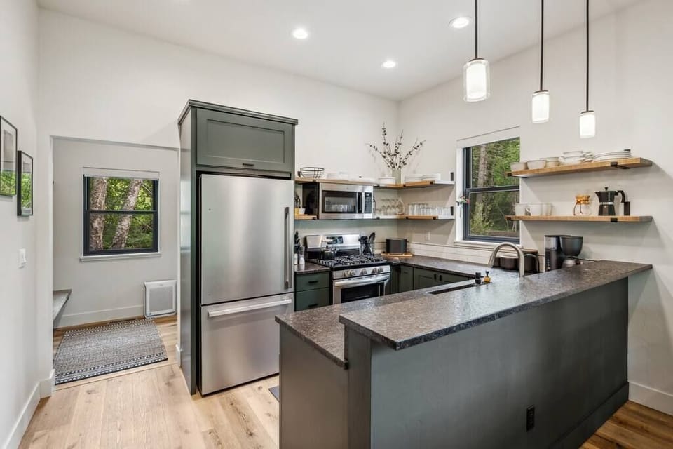 Upstairs Kitchen (2)
