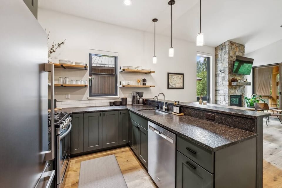 Upstairs Kitchen (3)
