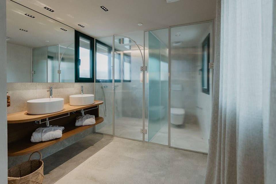 Deluxe Suite | 1 bedroom, Egyptian cotton sheets, premium bedding, minibar