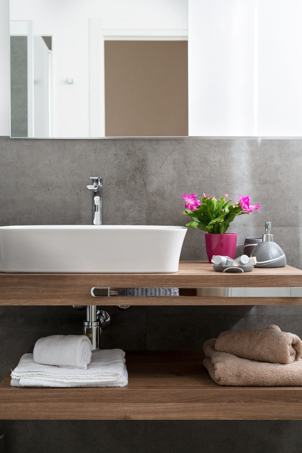 Deluxe Triple Room, Non Smoking, Ensuite | Bathroom sink
