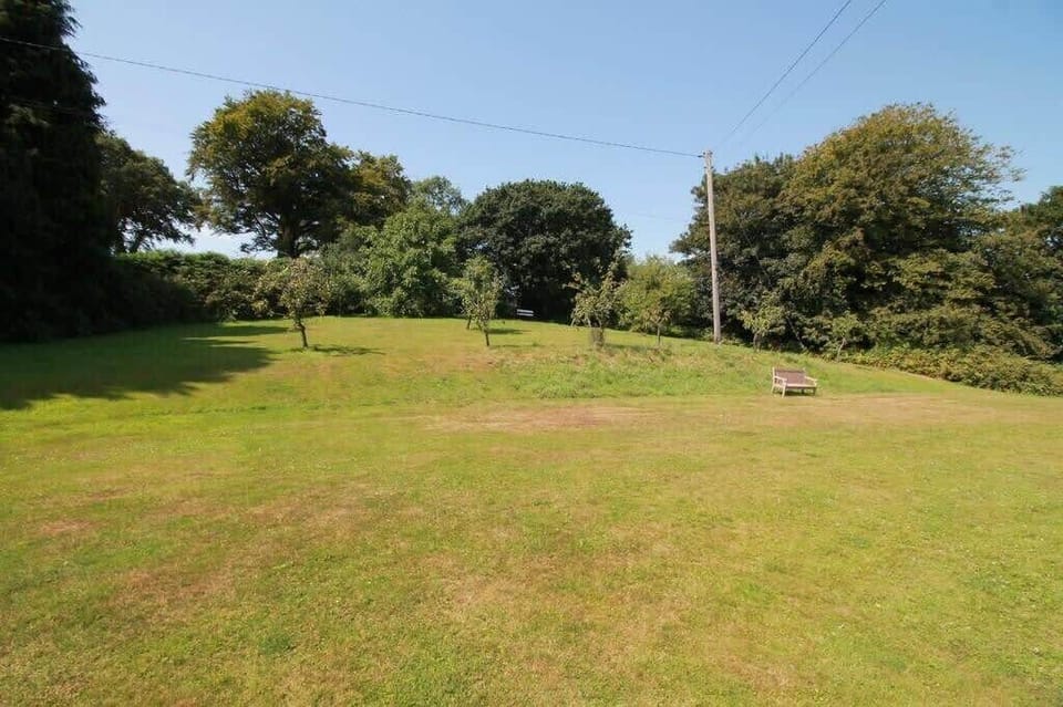 Beautiful shared gardens with lake, picnic benches and BBQ stations