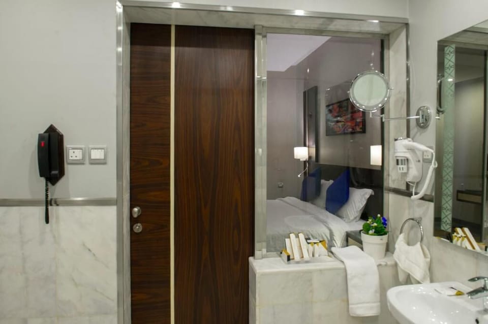 Executive Suite, 2 Bedrooms | Bathroom | Separate tub and shower, designer toiletries, hair dryer, slippers
