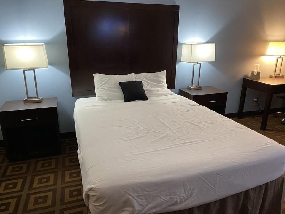 Room, 1 Queen Bed, Non Smoking | Desk, blackout drapes, free cribs/infant beds, rollaway beds