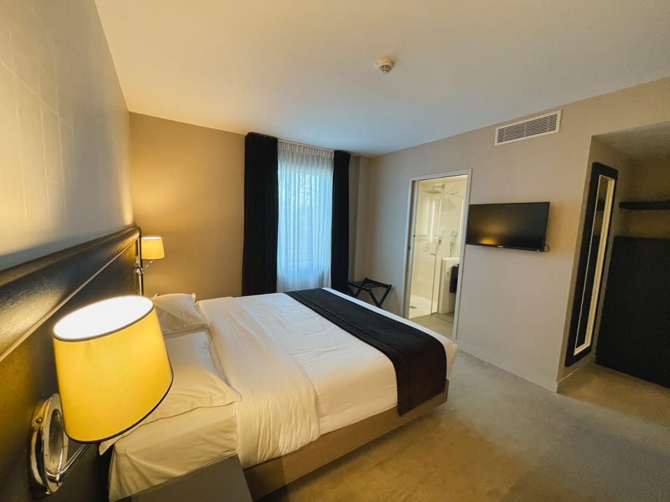 Classic Room | In-room safe, desk, blackout drapes, soundproofing