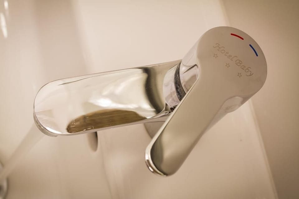 Shower, rainfall showerhead, free toiletries, hair dryer