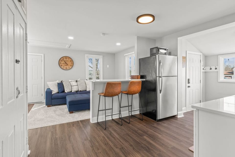 Enjoy your coffee on the kitchen bar.
