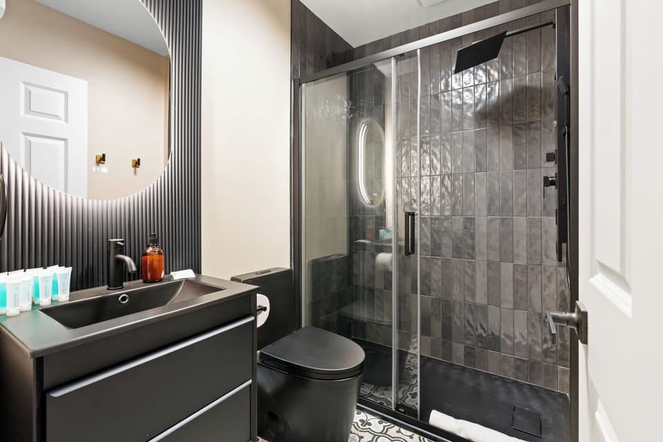 Family Quadruple Room | Bathroom | Shower, eco-friendly toiletries, hair dryer, towels