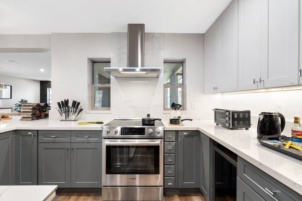 Enjoy this fully equipt modern kitchen with ample storage space, bosh appliances & dedicated drinking water faucet. (2)