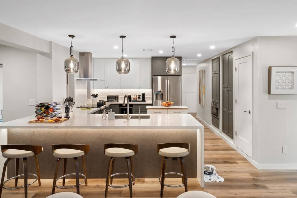 Enjoy this fully equipt modern kitchen with ample storage space, bosh appliances & dedicated drinking water faucet. (1)