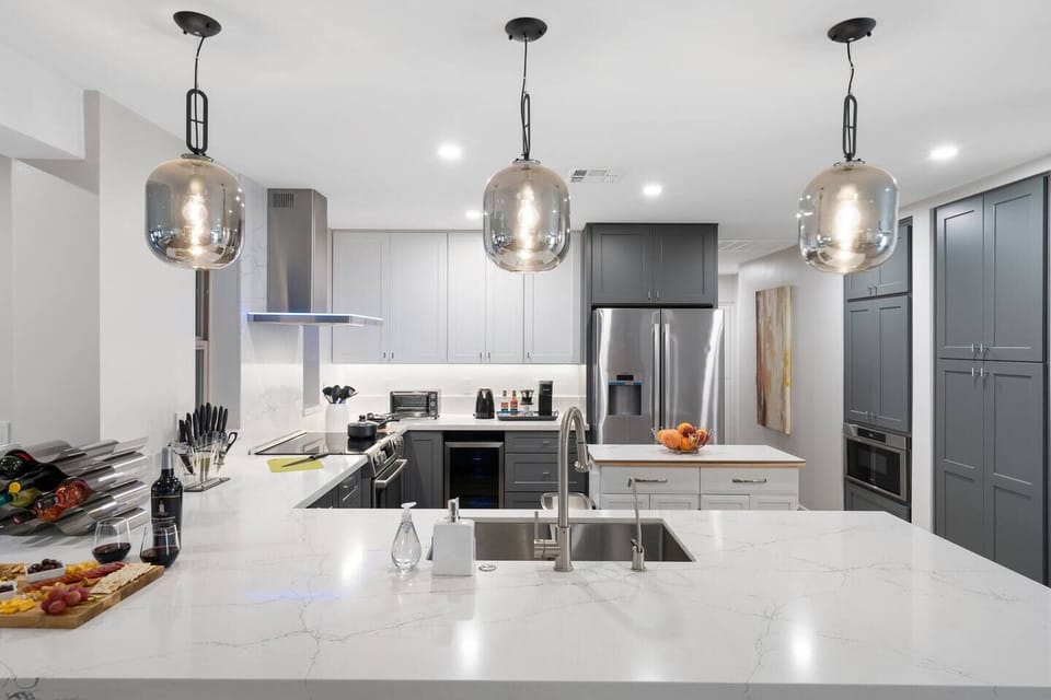 Enjoy this fully equipt modern kitchen with ample storage space, bosh appliances & dedicated drinking water faucet. (4)