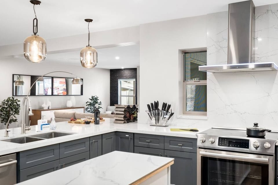 Enjoy this fully equipt modern kitchen with ample storage space, bosh appliances & dedicated drinking water faucet. (3)