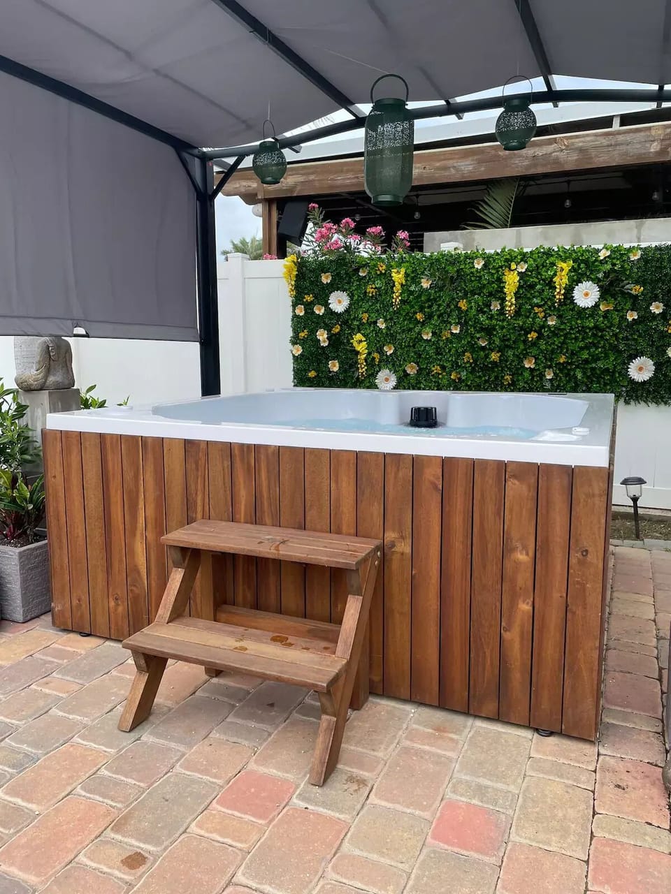 Outdoor spa tub