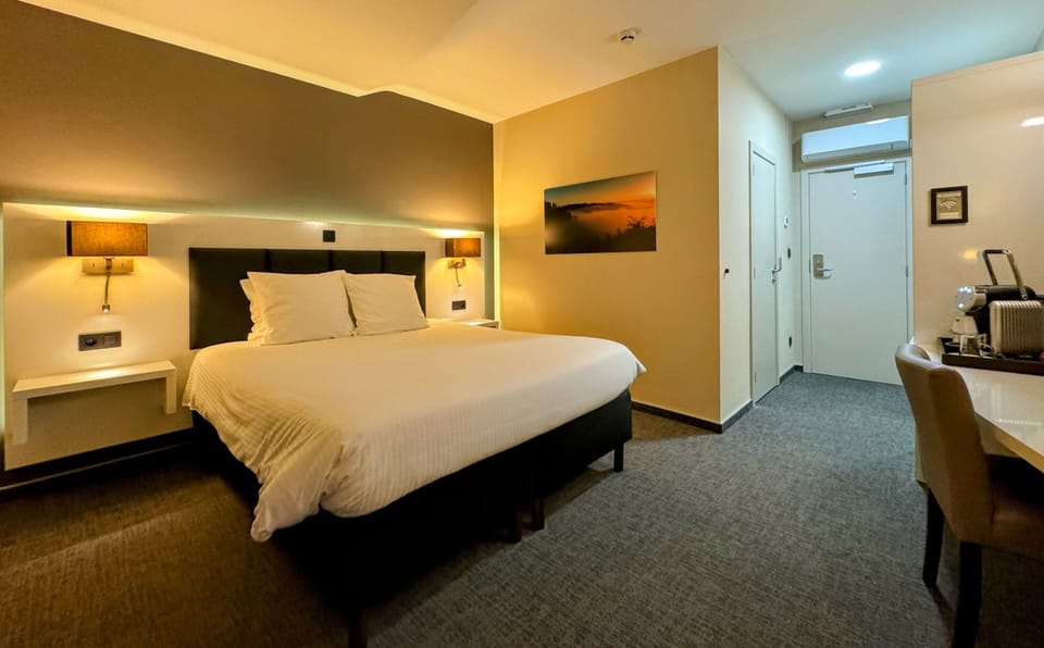 Comfort Double Room, 1 Queen Bed | Premium bedding, pillowtop beds, minibar, in-room safe