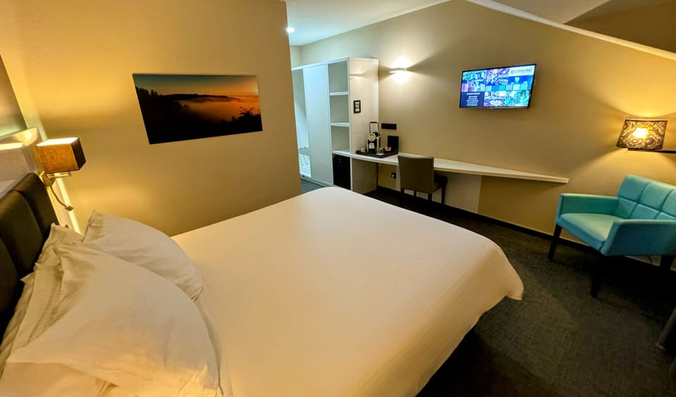 Comfort Double Room, 1 Queen Bed | Premium bedding, pillowtop beds, minibar, in-room safe