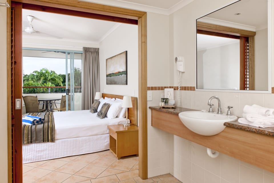 Combined shower/tub, free toiletries, hair dryer, towels