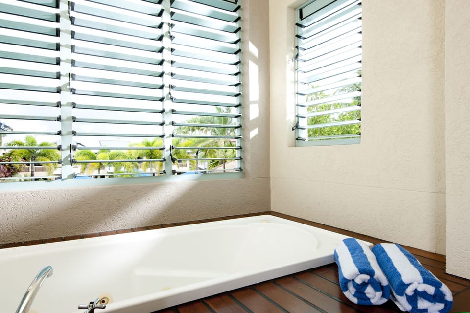 Deep soaking bathtub