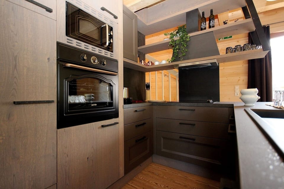 Chalet, 4 Bedrooms, 2 Bathrooms | Private kitchen | Electric kettle, highchair, dining tables