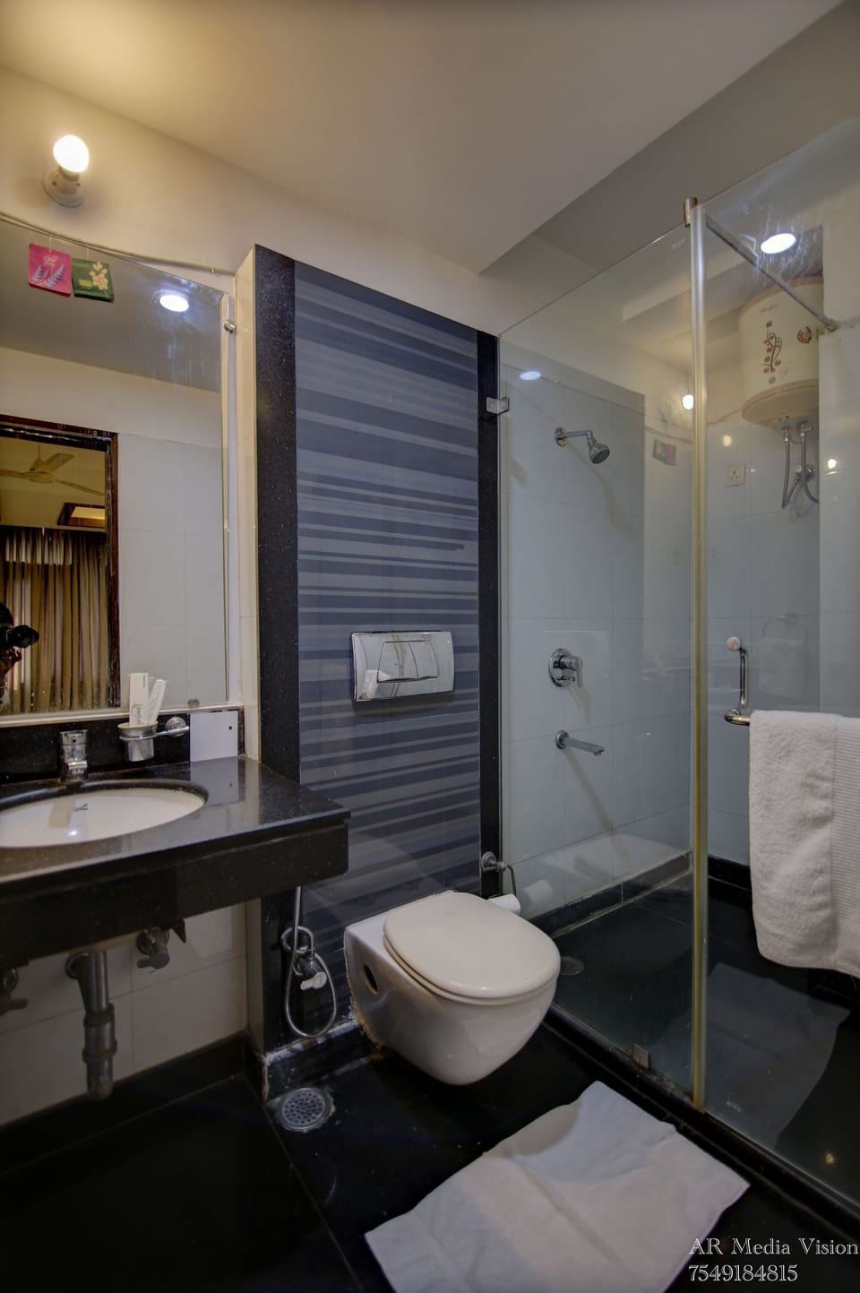 Deluxe Room | Bathroom | Free toiletries, hair dryer, bathrobes, slippers