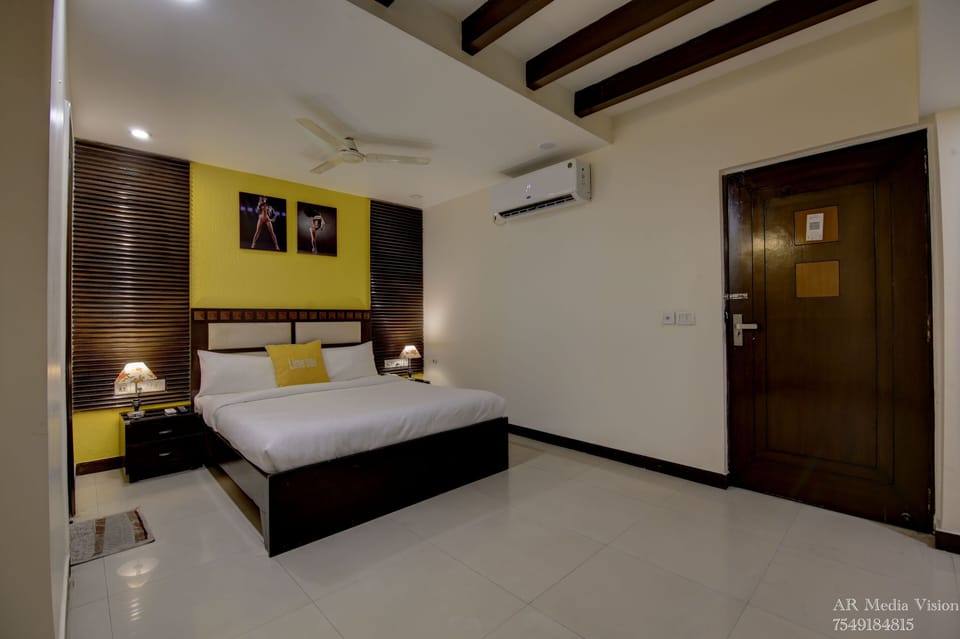 Deluxe Room | 1 bedroom, minibar, desk, blackout drapes