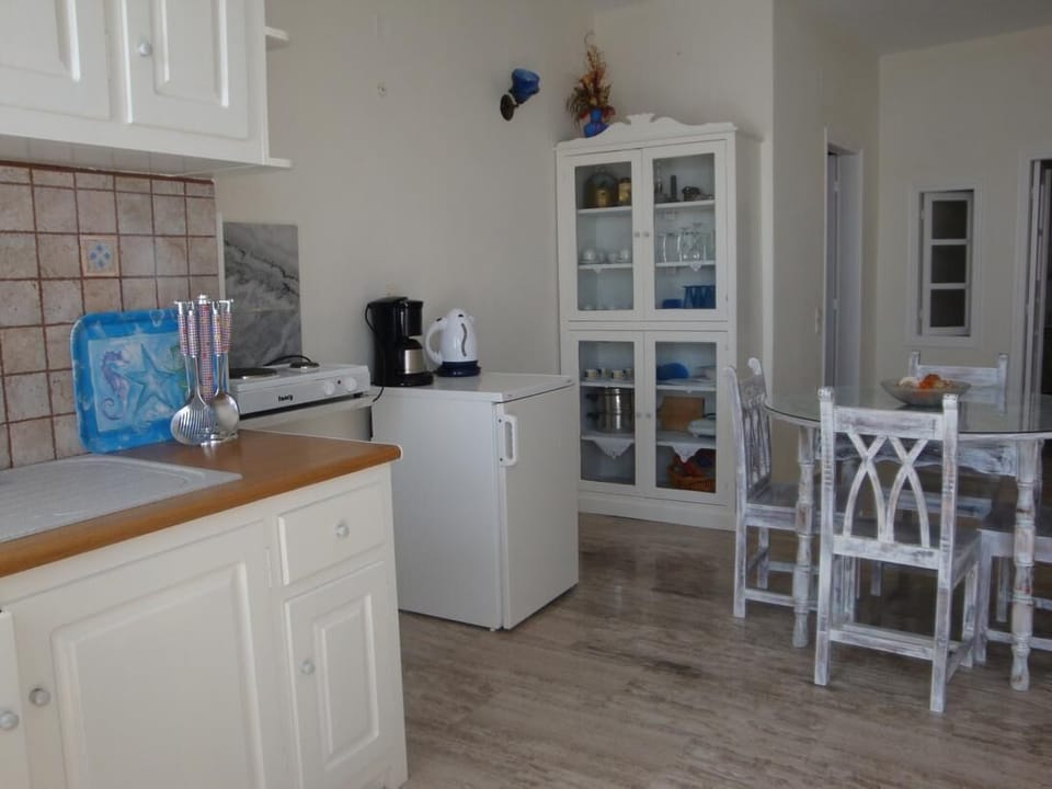 Apartment Caldera View Share Jetted Tub | Living area | 30-inch flat-screen TV with digital channels, TV