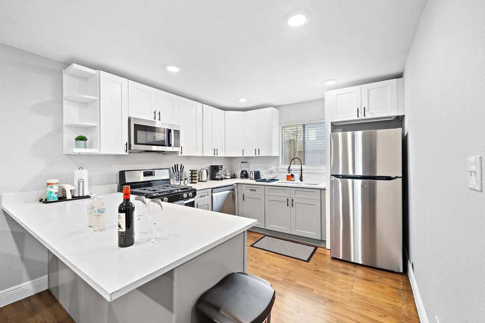 Fully equipped kitchen with high-quality granite countertops.
