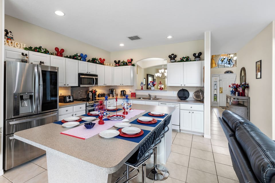 Full-size fridge, microwave, oven, stovetop