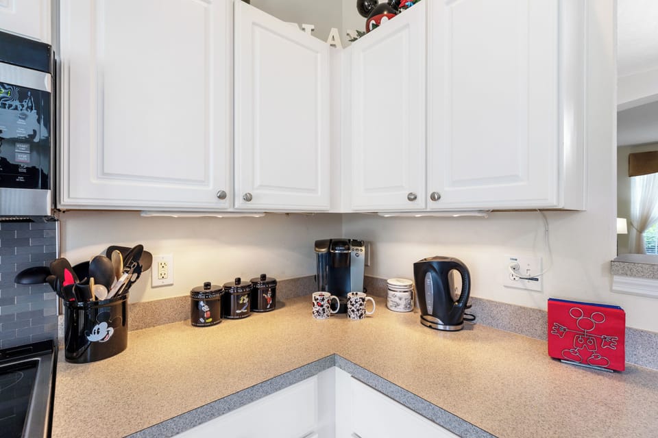Full-size fridge, microwave, oven, stovetop