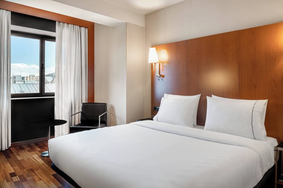 Superior Room, 1 King Bed | Minibar, in-room safe, desk, laptop workspace