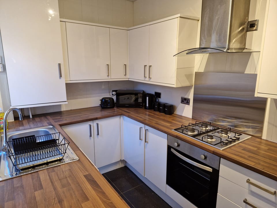 House | Private kitchen | Fridge, microwave, oven, stovetop