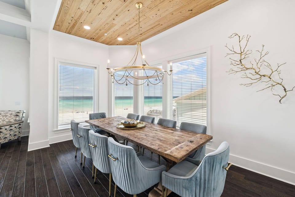 Gulf-Front Dining Area with Seating for 10