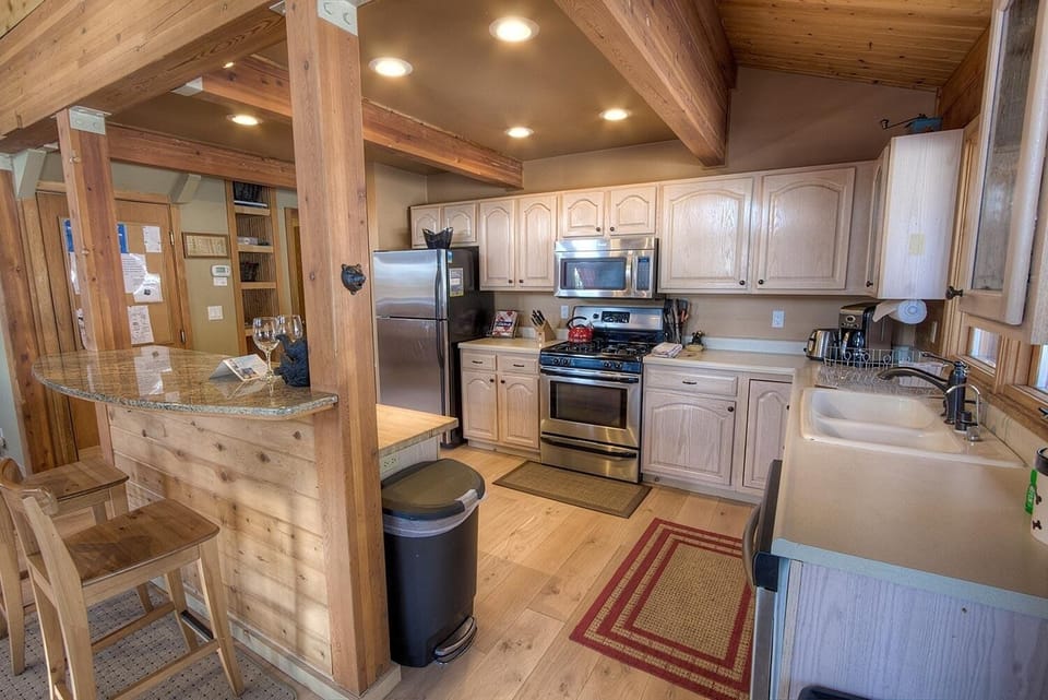 House, 3 Bedrooms | Private kitchen | Fridge, oven, coffee/tea maker