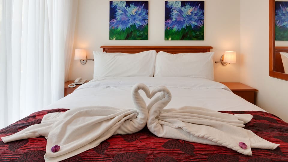 Standard Room | Minibar, in-room safe, desk, blackout drapes