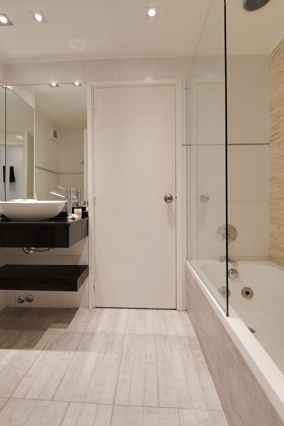 Superior Suite | Bathroom | Shower, rainfall showerhead, free toiletries, hair dryer