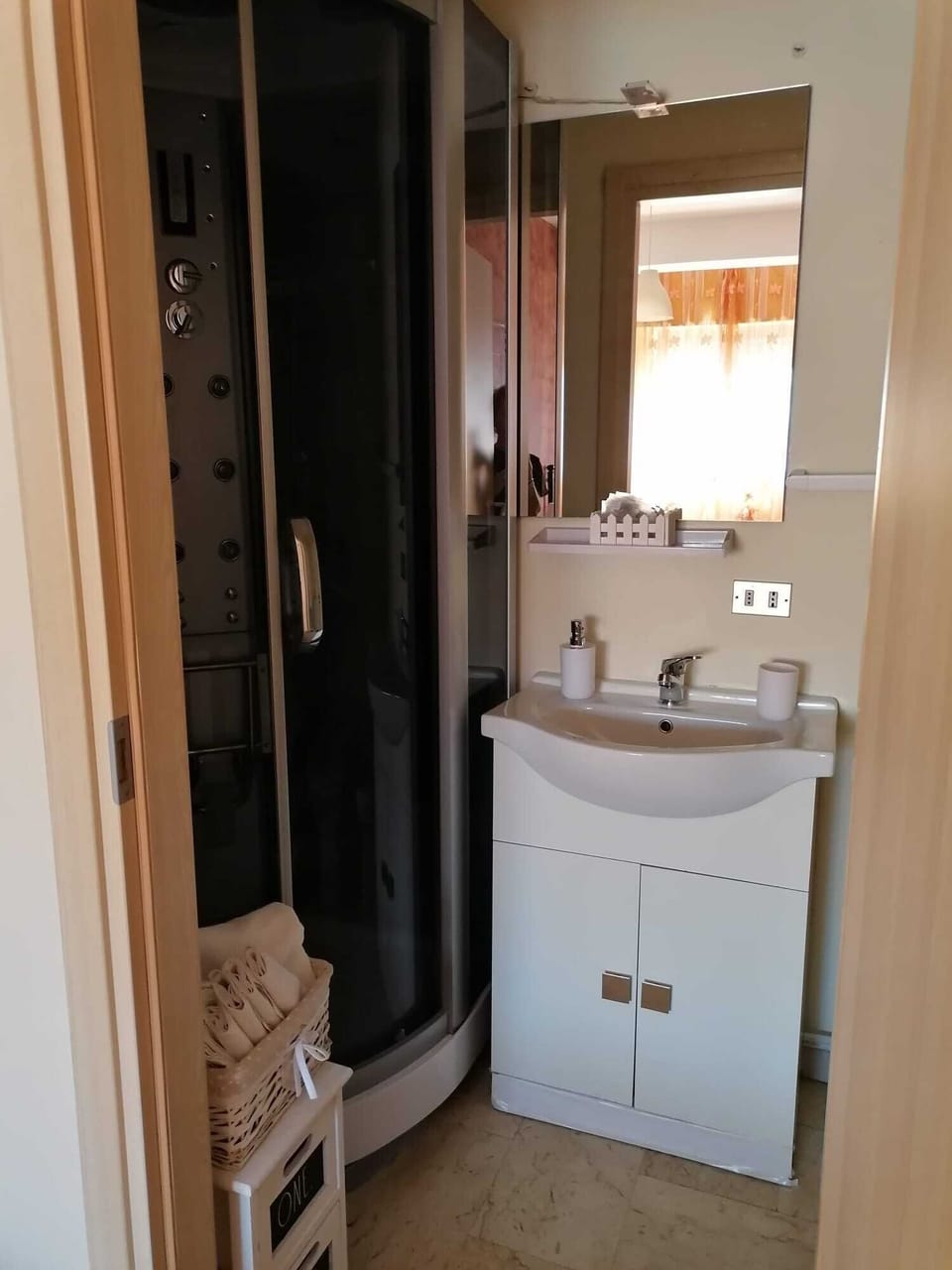 Romantic Room | Bathroom | Rainfall showerhead, hair dryer, bidet, towels