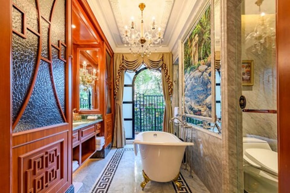 Moller Terrace Room | Bathroom | Combined shower/tub, designer toiletries, hair dryer, bathrobes
