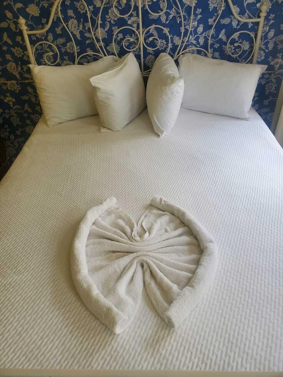 Deluxe Room, 1 Bedroom | In-room safe, laptop workspace, blackout drapes, iron/ironing board