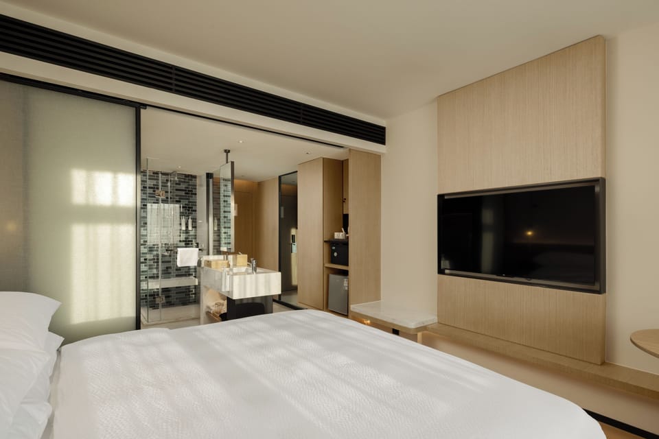 Superior Room, 1 King Bed, City View | Down comforters, in-room safe, blackout drapes, soundproofing