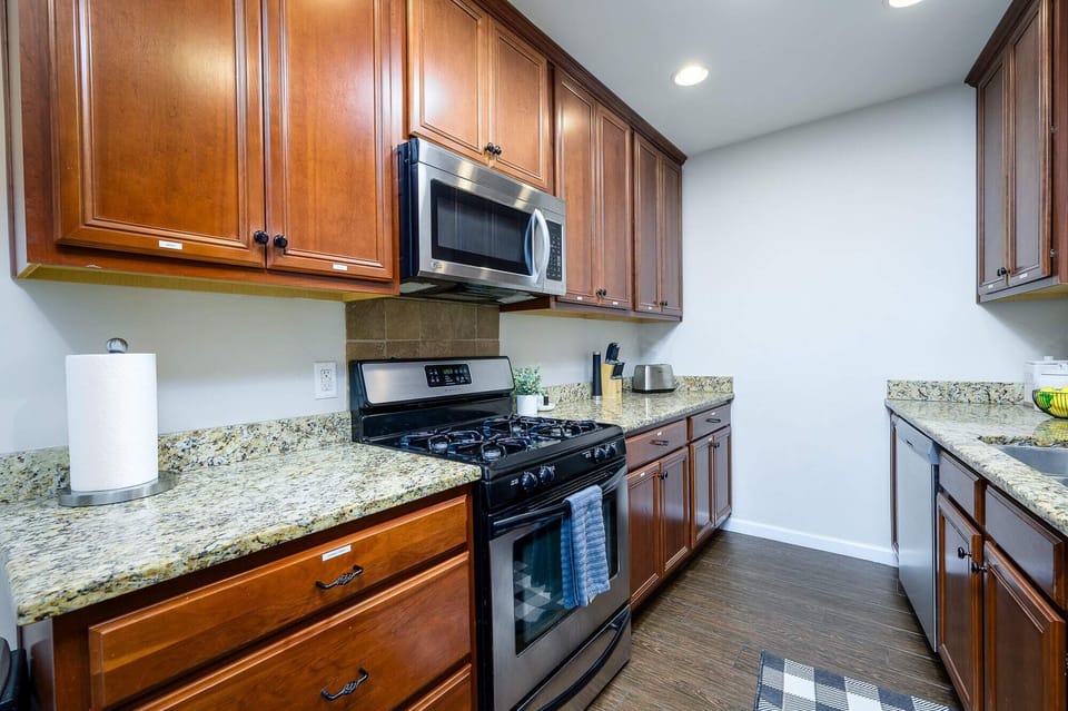 Closed shelves give the kitchen a clean and uncluttered look.