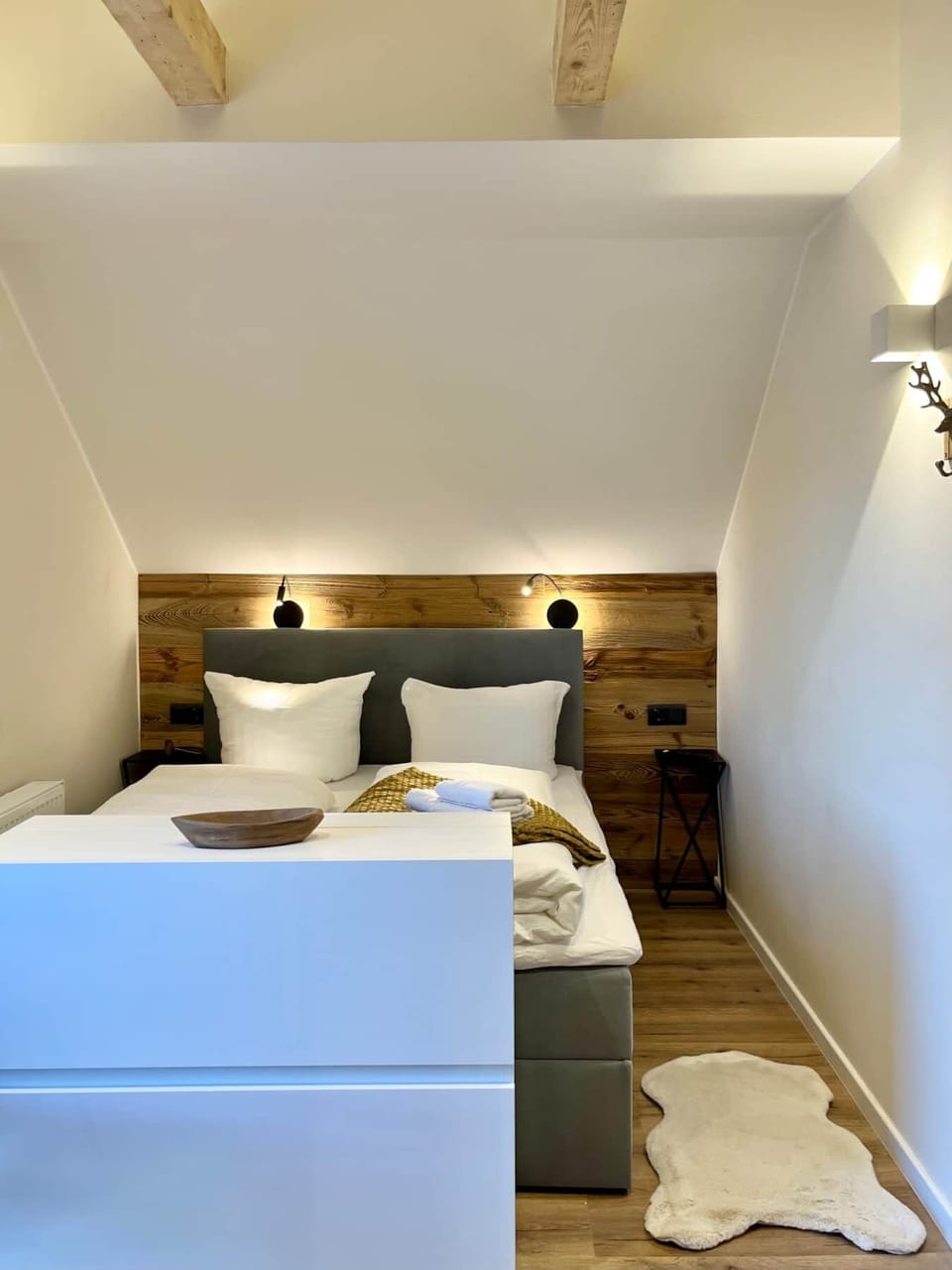 Chest of drawers with retractable Smart TV